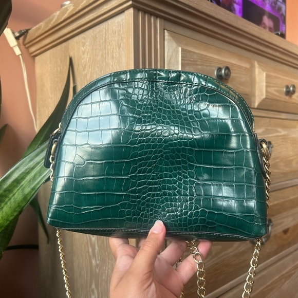 Elegant Green Crocodile-Embossed Women's Bag - Picture 1 of 2